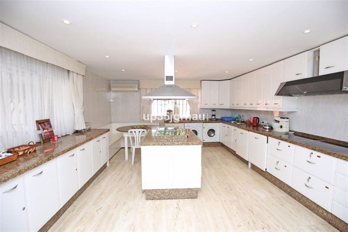 8 soveværelse Villa til salg i Estepona med swimmingpool garage - € 1.699.000 (Ref: 9532761)