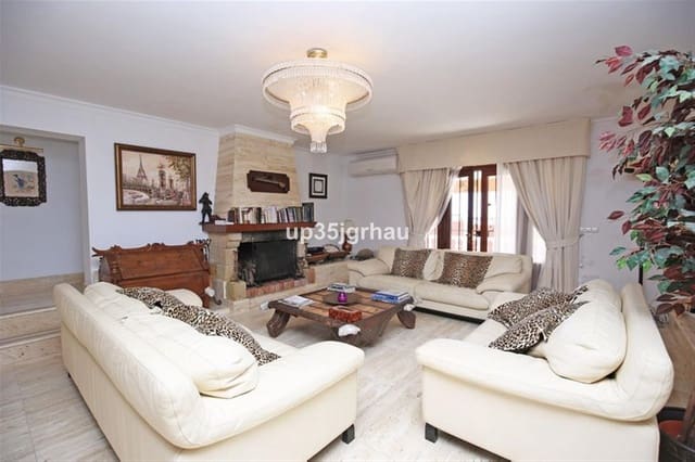 8 soveværelse Villa til salg i Centro, Estepona med swimmingpool garage - € 1.699.000 (Ref: 9532761)