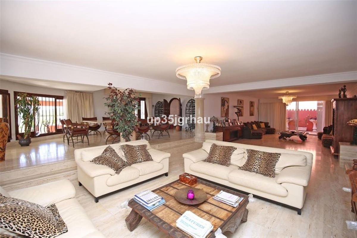 8 soveværelse Villa til salg i Estepona med swimmingpool garage - € 1.699.000 (Ref: 9532761)