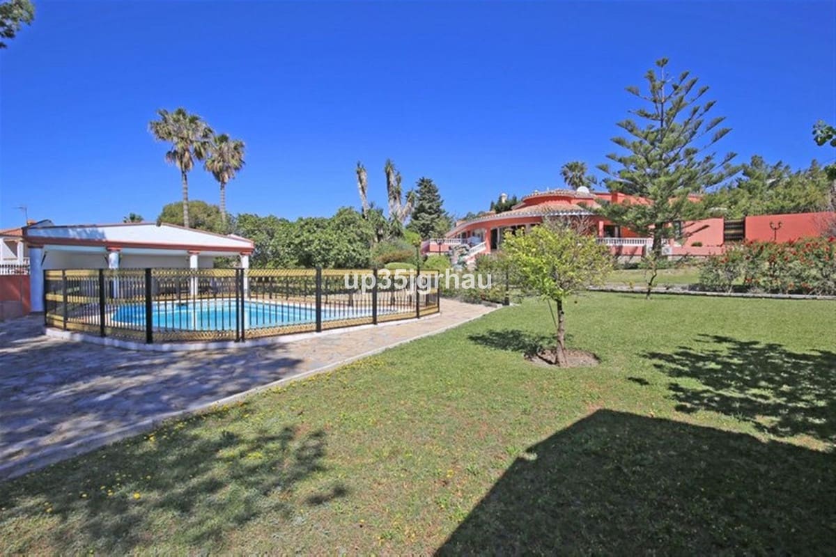 8 soveværelse Villa til salg i Estepona med swimmingpool garage - € 1.699.000 (Ref: 9532761)