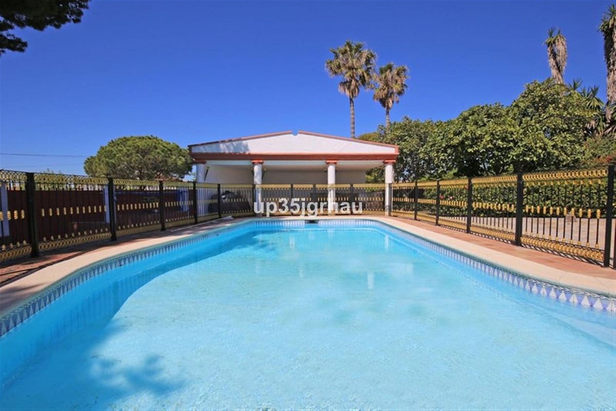8 soveværelse Villa til salg i Estepona med swimmingpool garage - € 1.699.000 (Ref: 9532761)