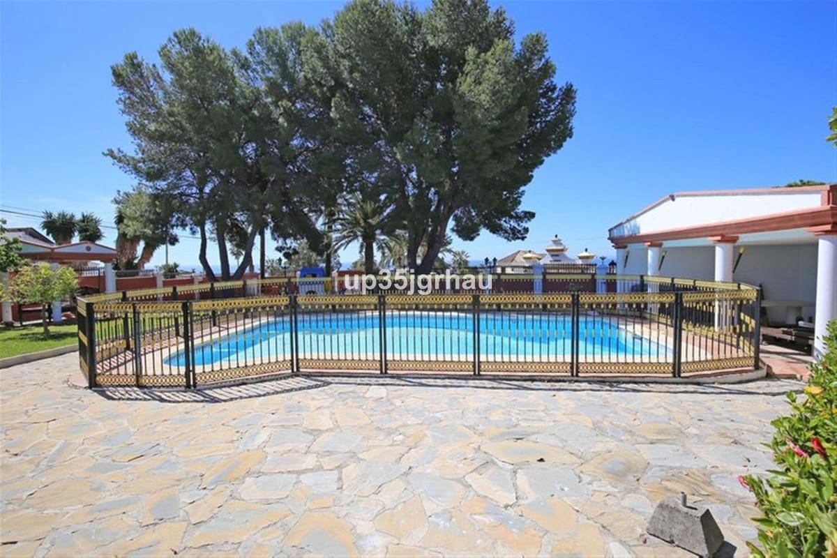 8 soveværelse Villa til salg i Estepona med swimmingpool garage - € 1.699.000 (Ref: 9532761)