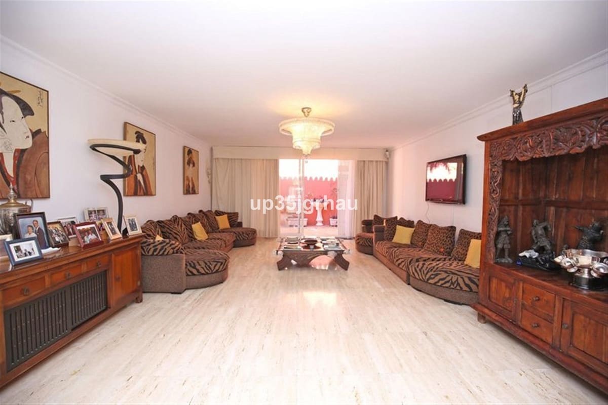 8 soveværelse Villa til salg i Estepona med swimmingpool garage - € 1.699.000 (Ref: 9532761)