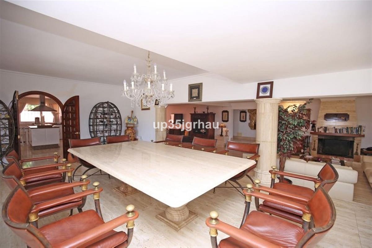 8 soveværelse Villa til salg i Estepona med swimmingpool garage - € 1.699.000 (Ref: 9532761)