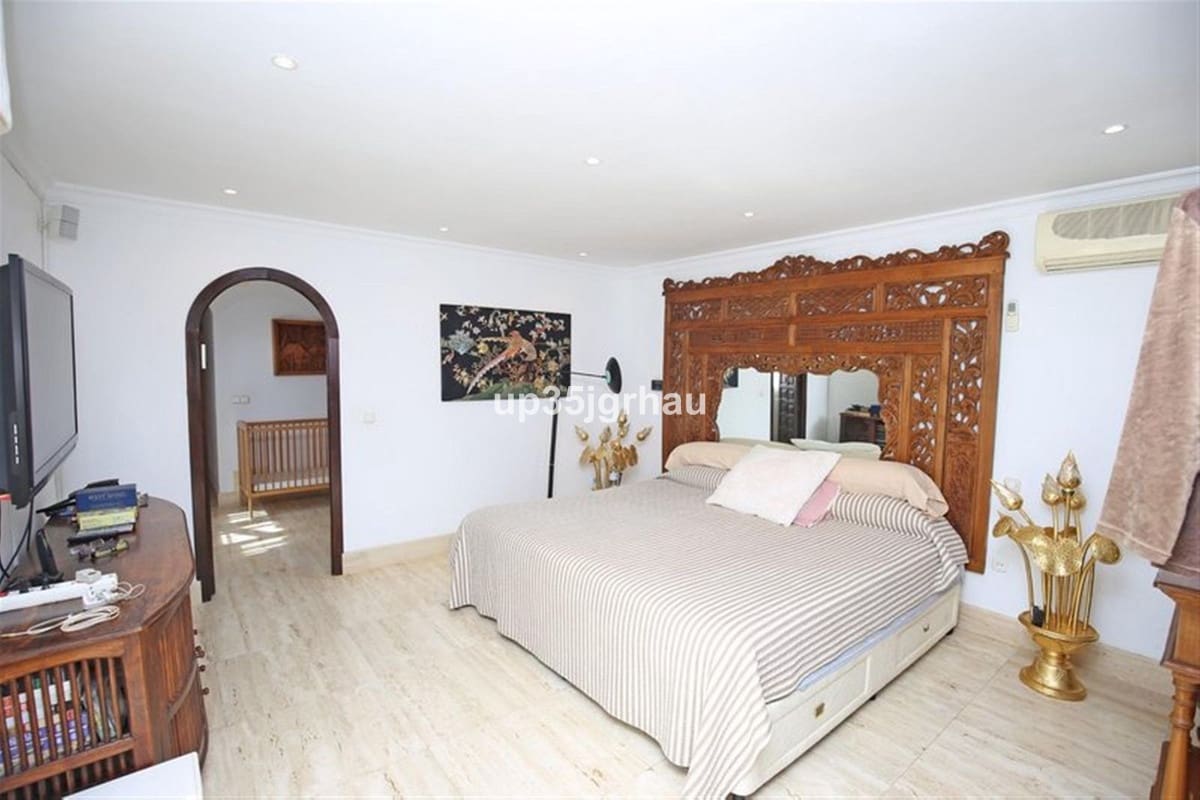 8 soveværelse Villa til salg i Estepona med swimmingpool garage - € 1.699.000 (Ref: 9532761)