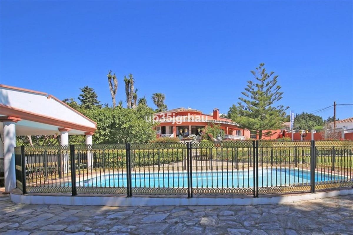 8 soveværelse Villa til salg i Estepona med swimmingpool garage - € 1.699.000 (Ref: 9532761)