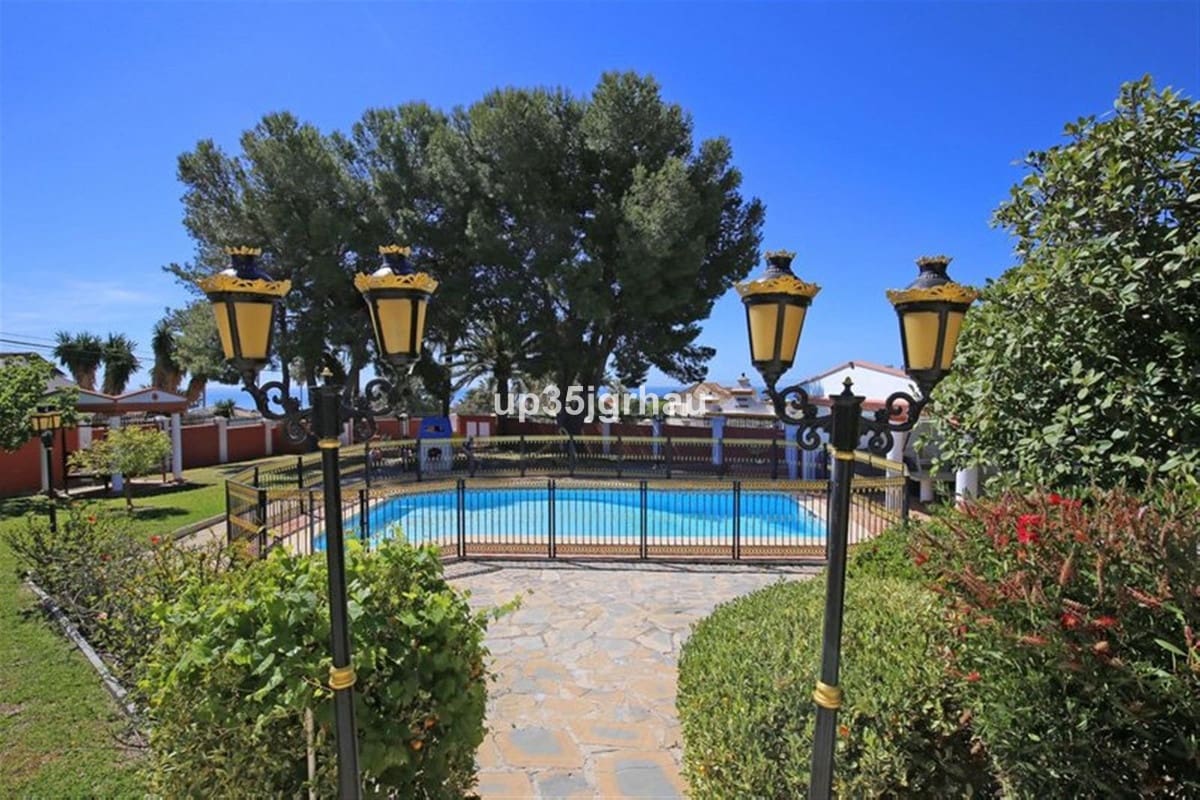 8 soveværelse Villa til salg i Estepona med swimmingpool garage - € 1.699.000 (Ref: 9532761)