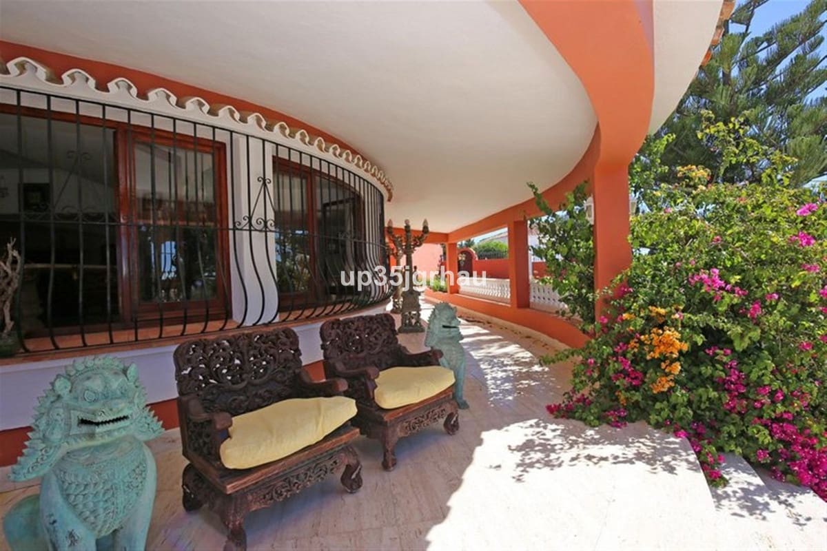 8 soveværelse Villa til salg i Estepona med swimmingpool garage - € 1.699.000 (Ref: 9532761)