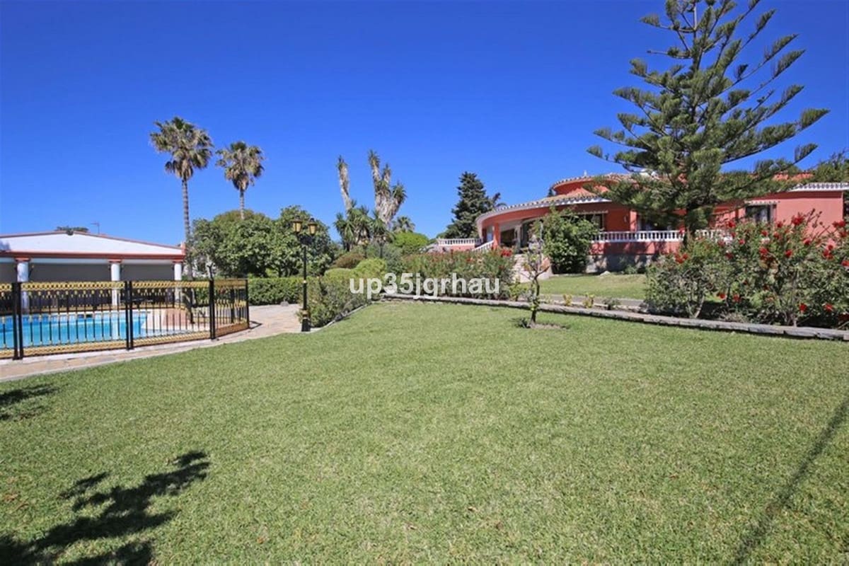 8 soveværelse Villa til salg i Estepona med swimmingpool garage - € 1.699.000 (Ref: 9532761)