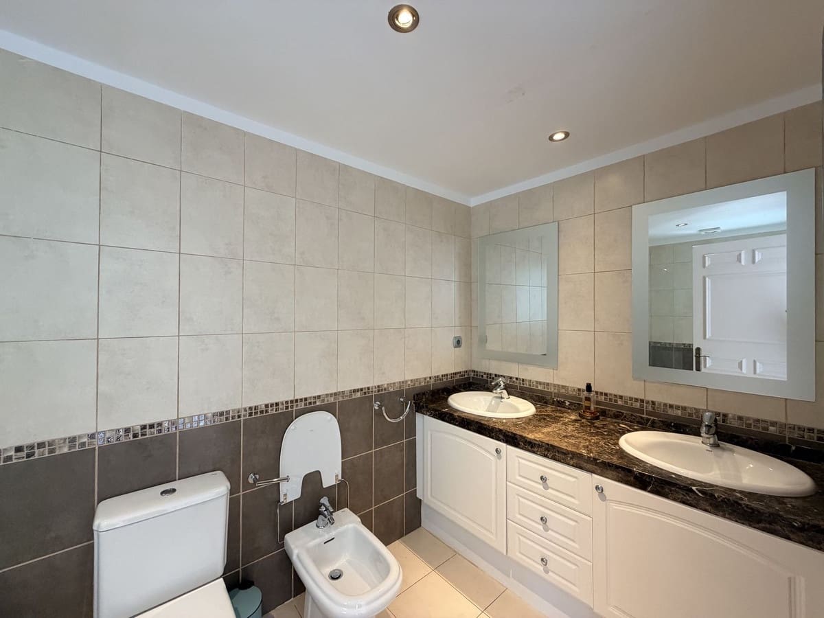 Piso de 2 habitaciones en Benahavís en venta con piscina - 560.000 € (Ref: 9535301)