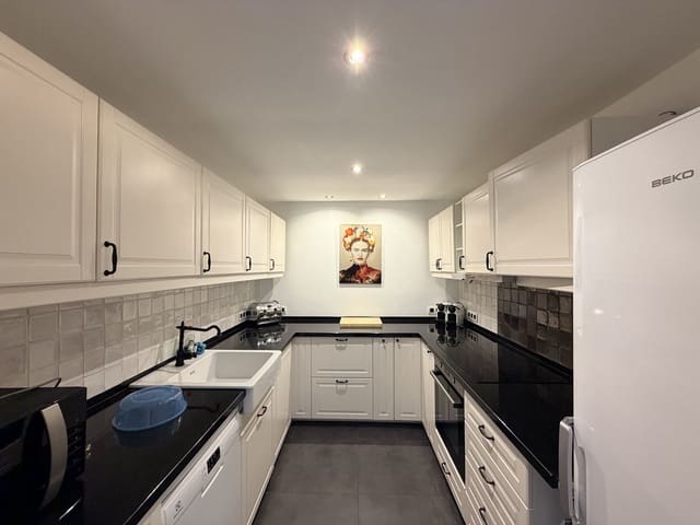 Piso de 2 habitaciones en El Paraíso, Benahavís en venta con piscina - 560.000 € (Ref: 9535301)