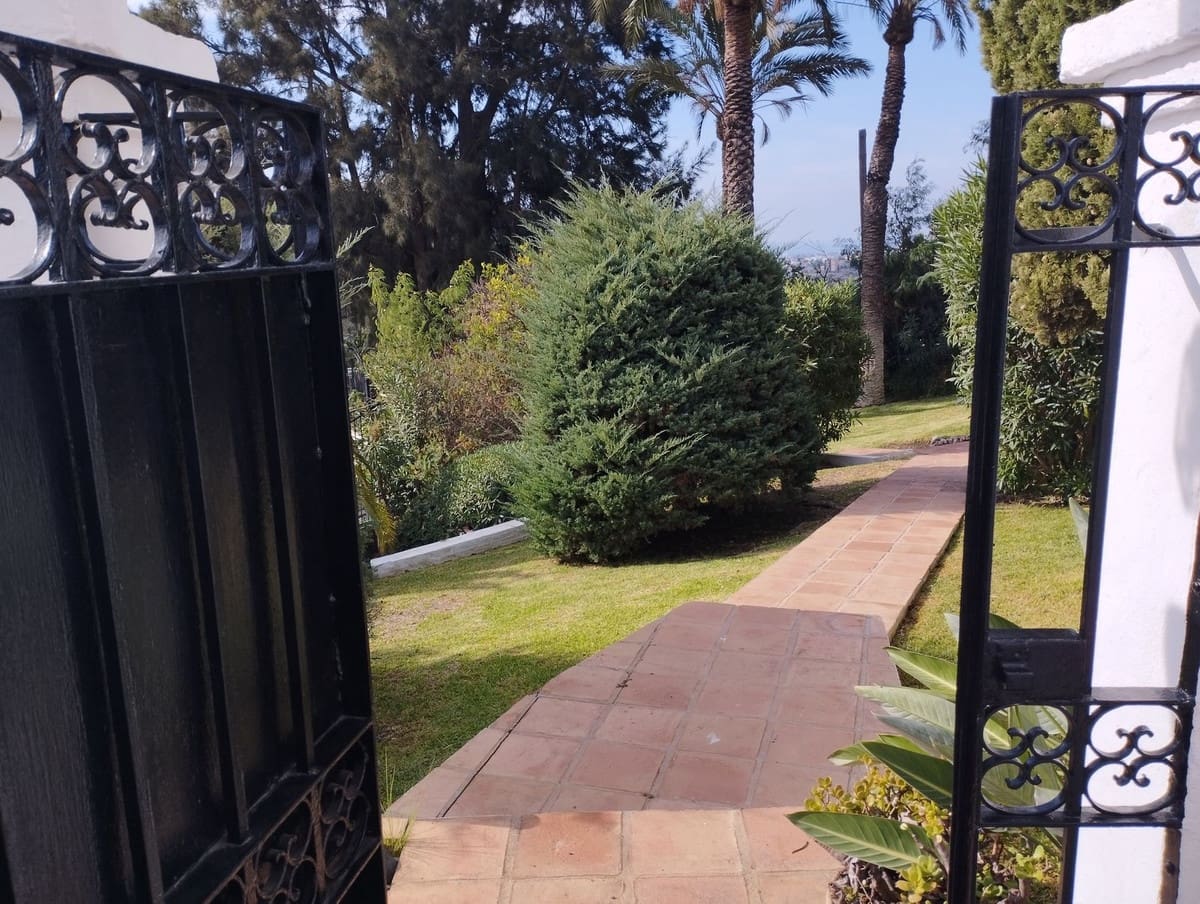 Piso de 2 habitaciones en Benahavís en venta con piscina - 560.000 € (Ref: 9535301)