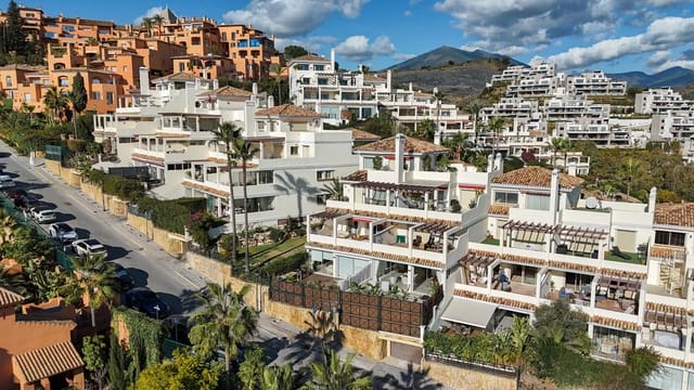3 sovrum Lägenhet till salu i Las Brisas, Marbella med pool garage - 1 100 000 € (Ref: 9537848)