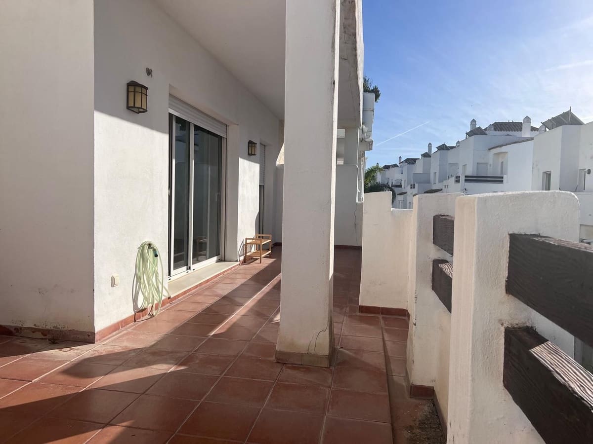 Piso de 2 habitaciones en Estepona en venta con piscina garaje - 230.000 € (Ref: 9542113)
