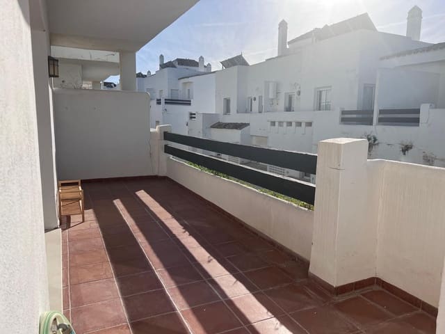 Piso de 2 habitaciones en Valle Romano Golf, Estepona en venta con piscina garaje - 230.000 € (Ref: 9542113)