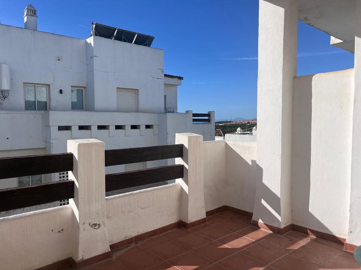 Piso de 2 habitaciones en Estepona en venta con piscina garaje - 230.000 € (Ref: 9542113)
