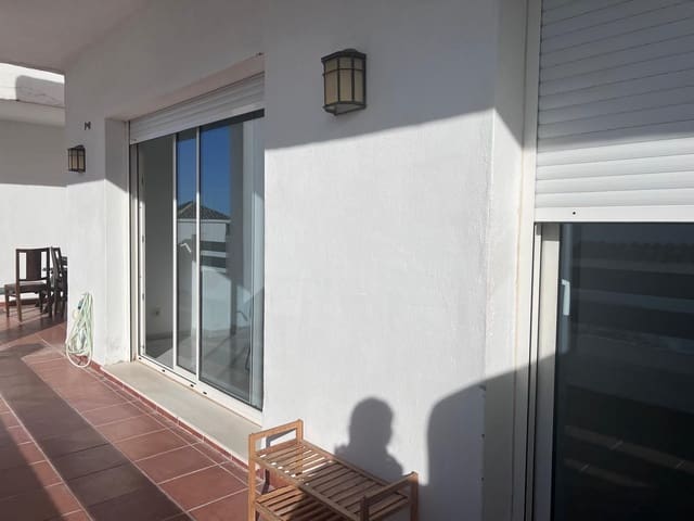 Piso de 2 habitaciones en Valle Romano Golf, Estepona en venta con piscina garaje - 230.000 € (Ref: 9542113)