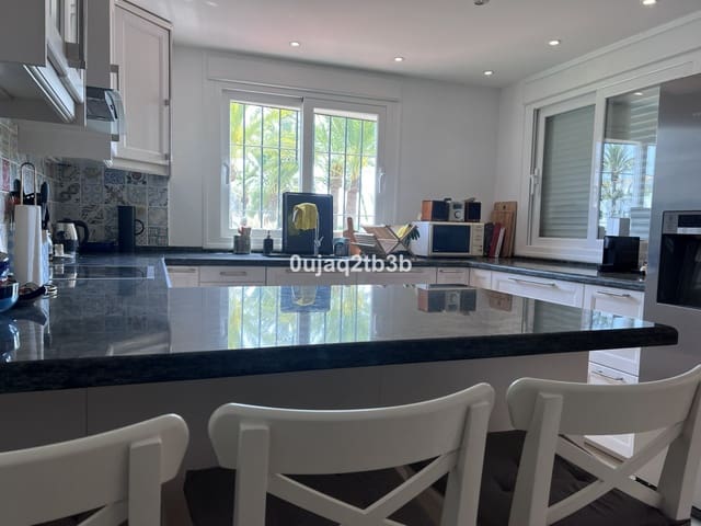 4 makuuhuone Asunto myytävänä paikassa Las Brisas, Marbella mukana uima-altaan - 1 500 000 € (Ref: 9542717)