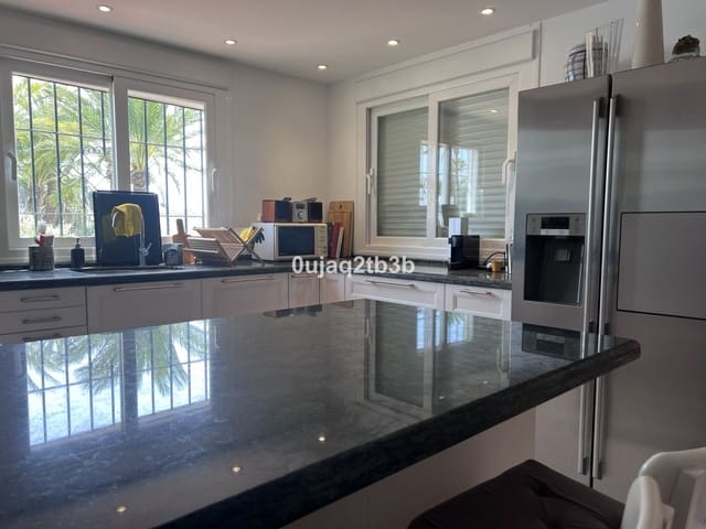 4 makuuhuone Asunto myytävänä paikassa Las Brisas, Marbella mukana uima-altaan - 1 500 000 € (Ref: 9542717)