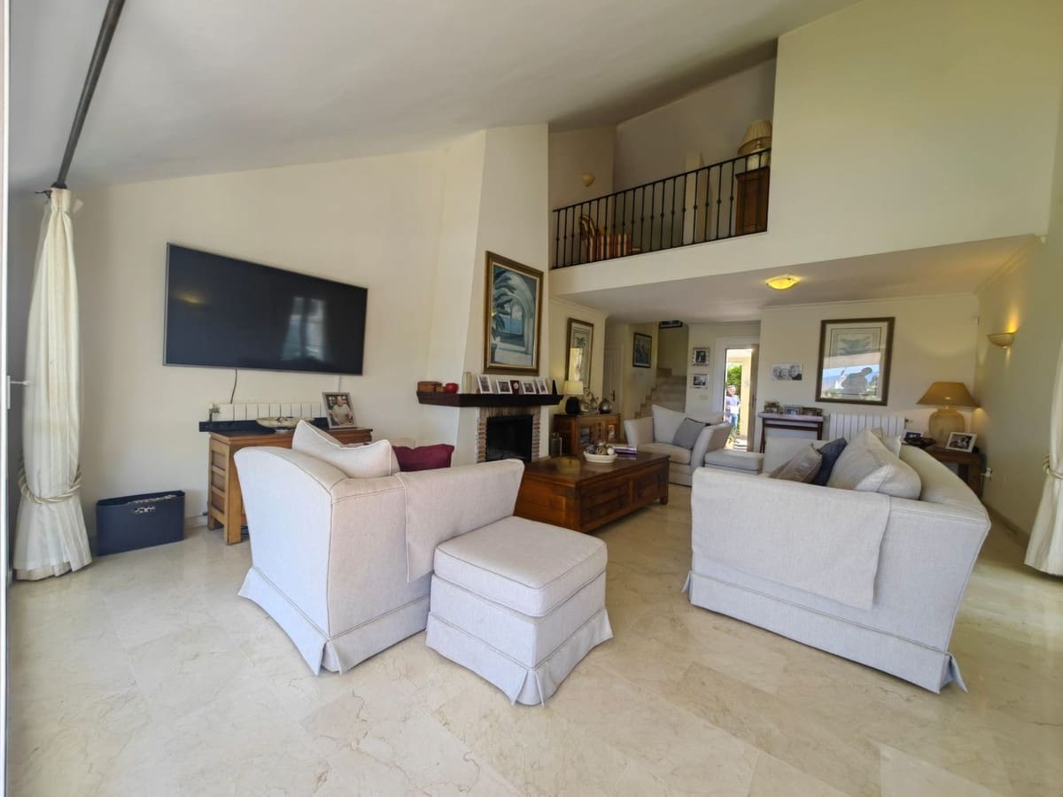 3 soveværelse Villa til salg i Estepona med swimmingpool garage - € 1.200.000 (Ref: 9547020)