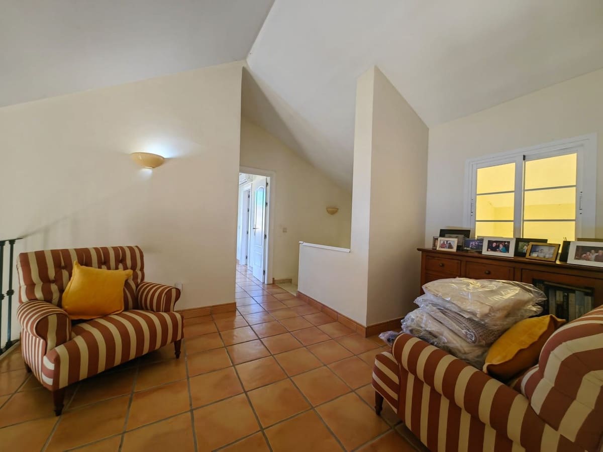 3 soveværelse Villa til salg i Estepona med swimmingpool garage - € 1.200.000 (Ref: 9547020)