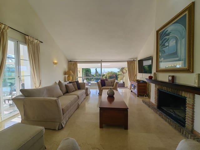 3 soveværelse Villa til salg i Centro, Estepona med swimmingpool garage - € 1.200.000 (Ref: 9547020)