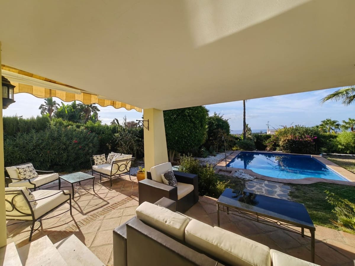 3 soveværelse Villa til salg i Estepona med swimmingpool garage - € 1.200.000 (Ref: 9547020)