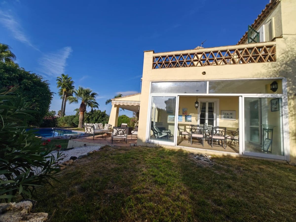 3 soveværelse Villa til salg i Estepona med swimmingpool garage - € 1.200.000 (Ref: 9547020)