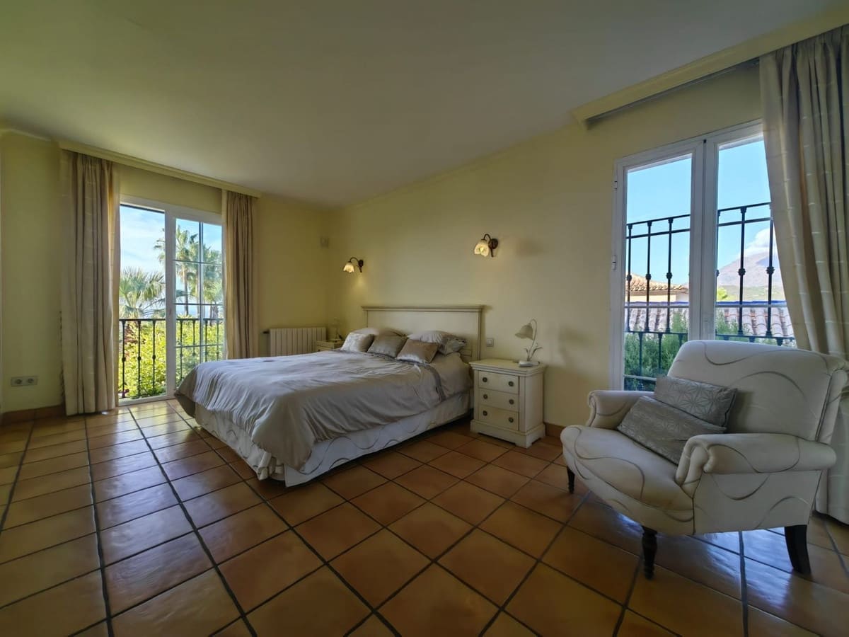 3 soveværelse Villa til salg i Estepona med swimmingpool garage - € 1.200.000 (Ref: 9547020)