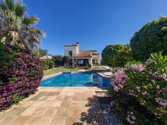 3 soveværelse Villa til salg i Centro, Estepona med swimmingpool garage - € 1.200.000 (Ref: 9547020)