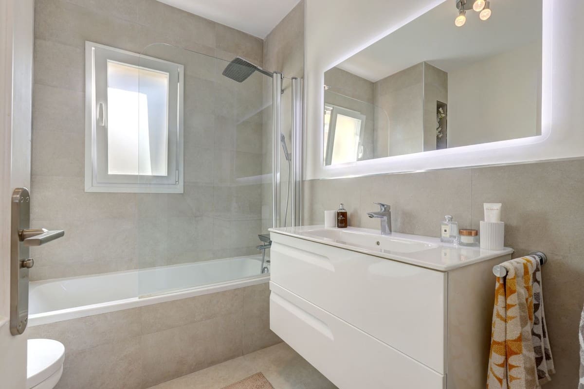 Piso de 3 habitaciones en Benahavís en venta con piscina garaje - 649.995 € (Ref: 9547190)