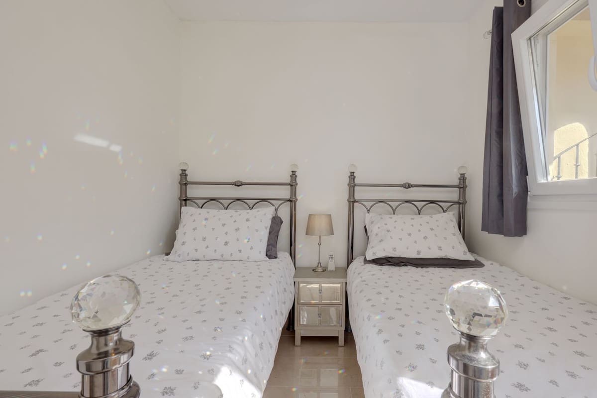 Piso de 3 habitaciones en Benahavís en venta con piscina garaje - 649.995 € (Ref: 9547190)