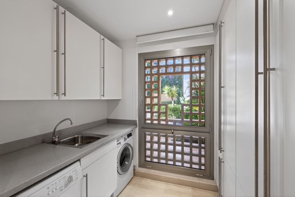 2 soverom Leilighet til salgs i Marbella med svømmebasseng - € 1 080 000 (Ref: 9548637)