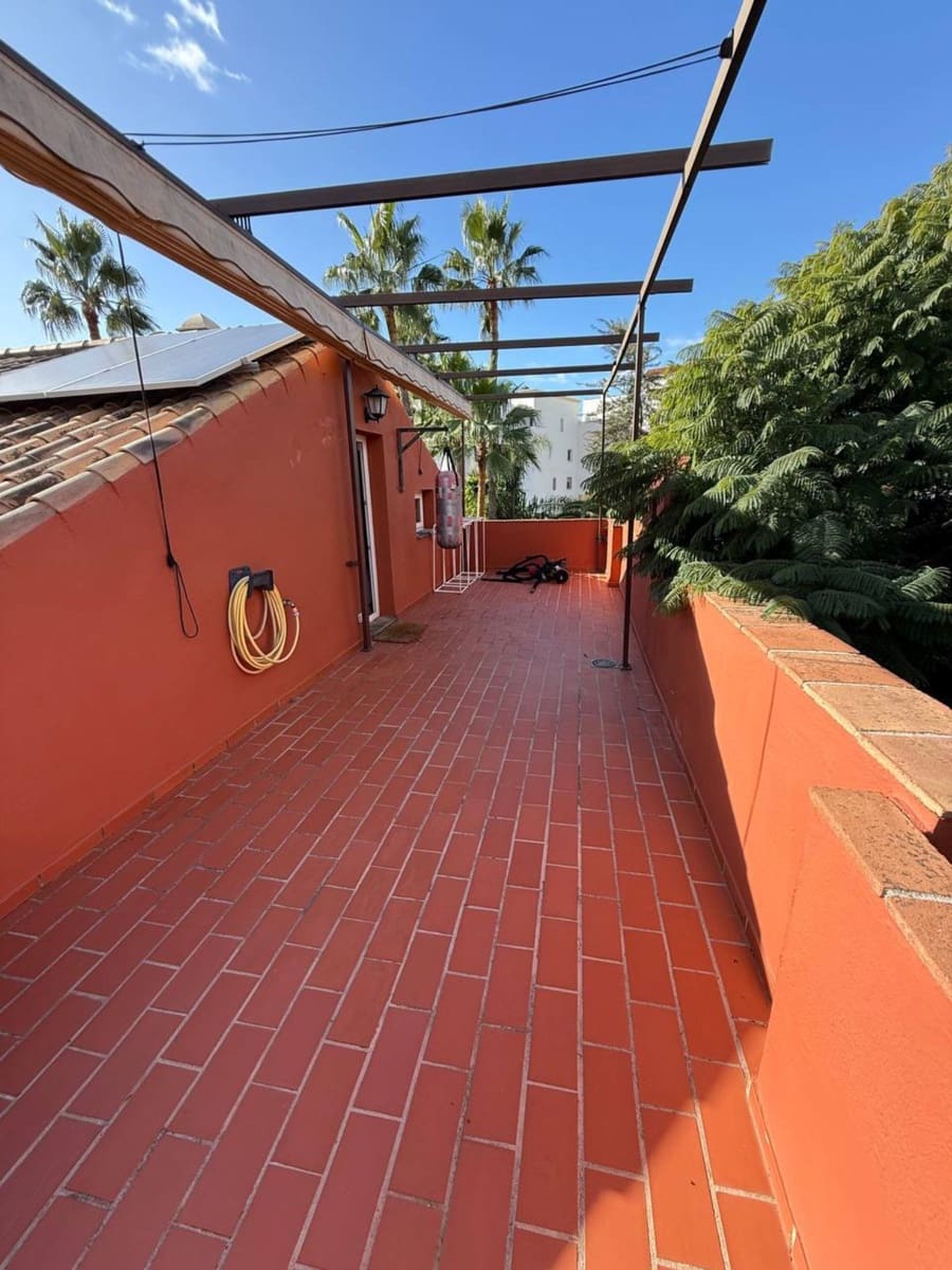 4 bedroom Villa for sale in Estepona with pool - € 695,000 (Ref: 9548640)