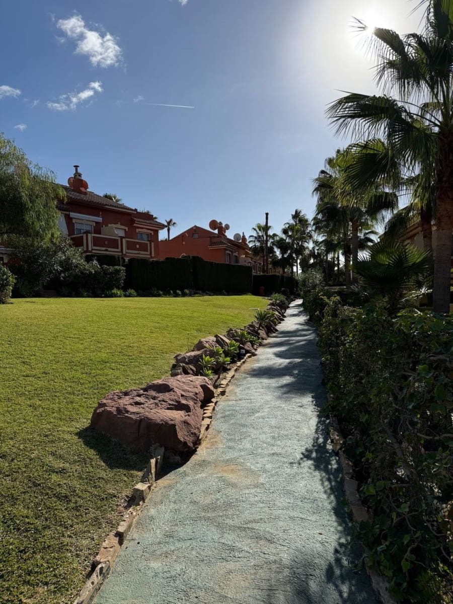 4 bedroom Villa for sale in Estepona with pool - € 695,000 (Ref: 9548640)