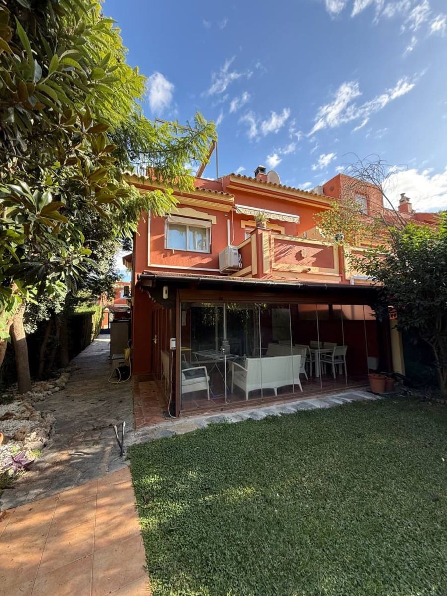 4 bedroom Villa for sale in Estepona with pool - € 695,000 (Ref: 9548640)