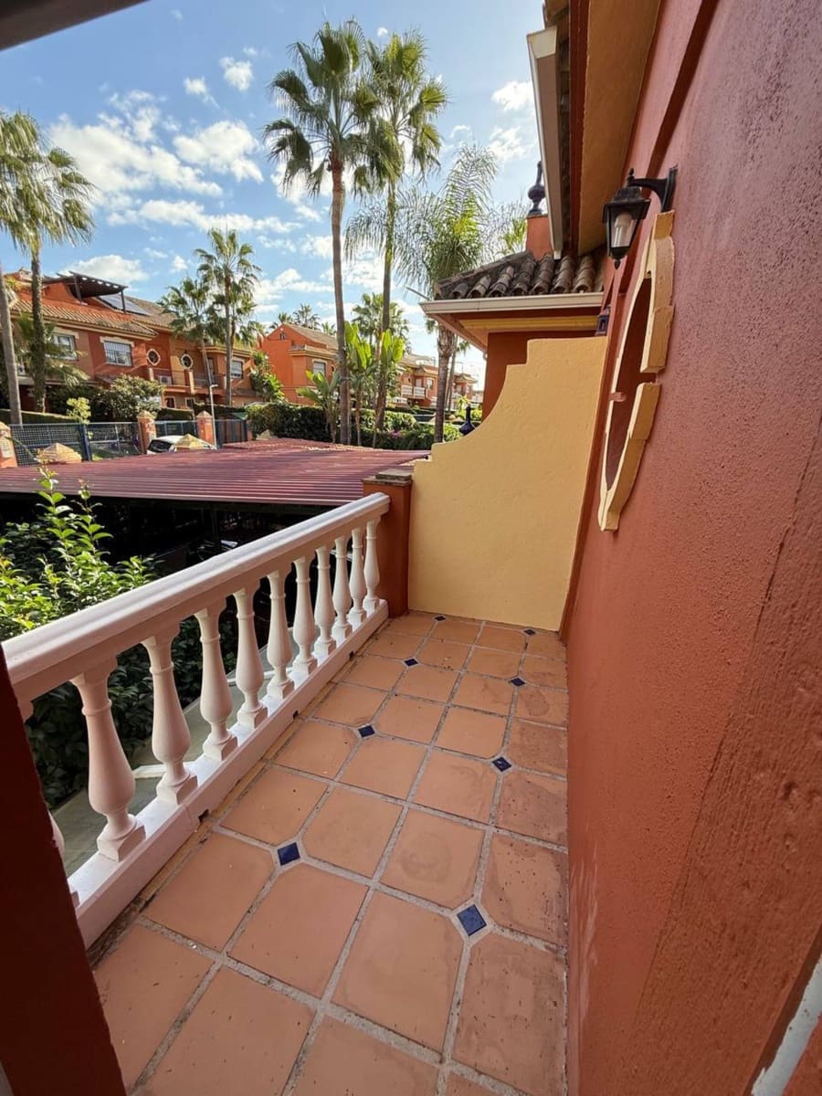 4 bedroom Villa for sale in Estepona with pool - € 695,000 (Ref: 9548640)