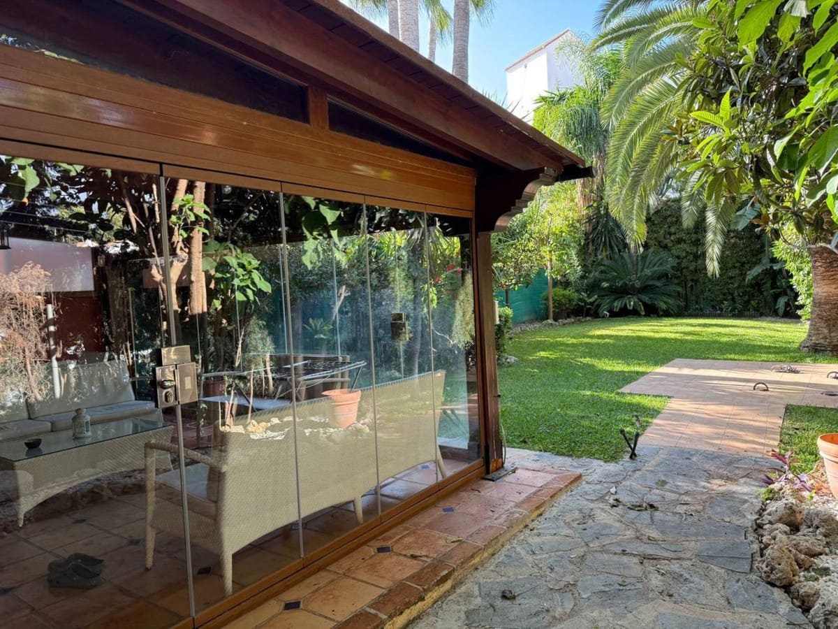 4 bedroom Villa for sale in Estepona with pool - € 695,000 (Ref: 9548640)