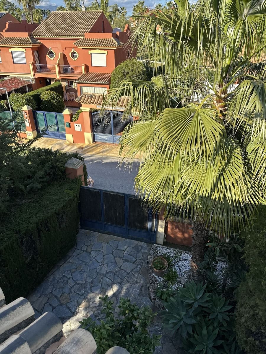 4 bedroom Villa for sale in Estepona with pool - € 695,000 (Ref: 9548640)