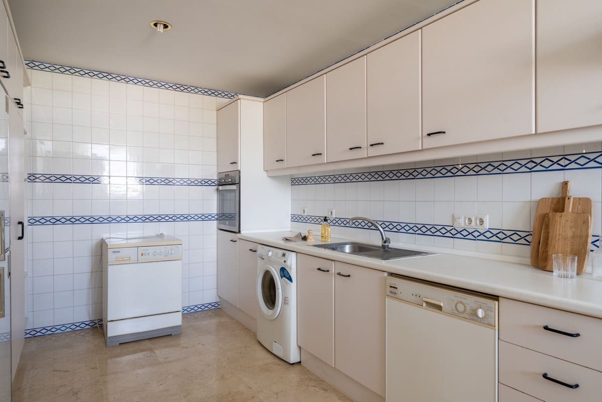 2 slaapkamer Flat te koop in Marbella met zwembad garage - € 695.000 (Ref: 9549016)