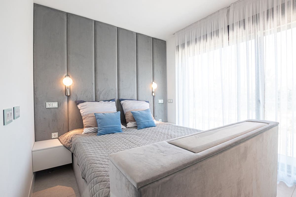 Piso de 2 habitaciones en Estepona en venta con piscina garaje - 1.295.000 € (Ref: 9549020)