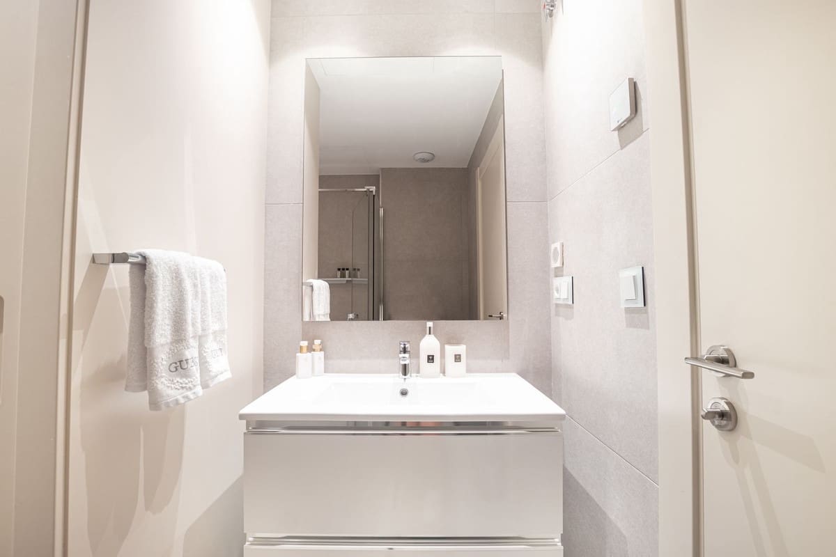 Piso de 2 habitaciones en Estepona en venta con piscina garaje - 1.295.000 € (Ref: 9549020)