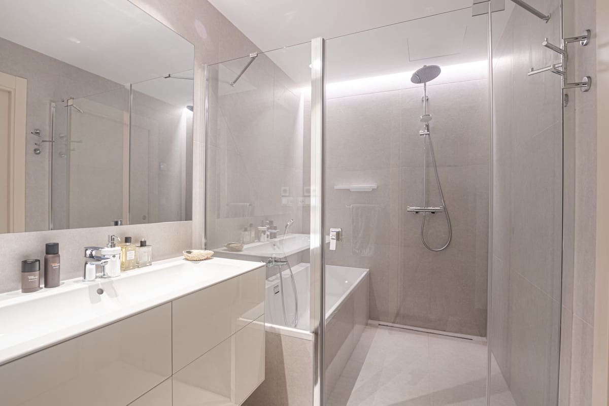 Piso de 2 habitaciones en Estepona en venta con piscina garaje - 1.295.000 € (Ref: 9549020)