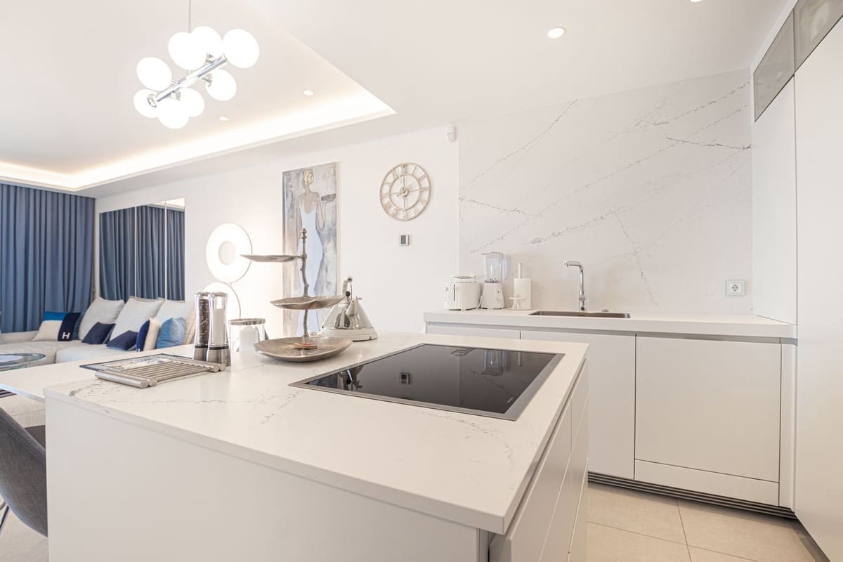 Piso de 2 habitaciones en Estepona en venta con piscina garaje - 1.295.000 € (Ref: 9549020)