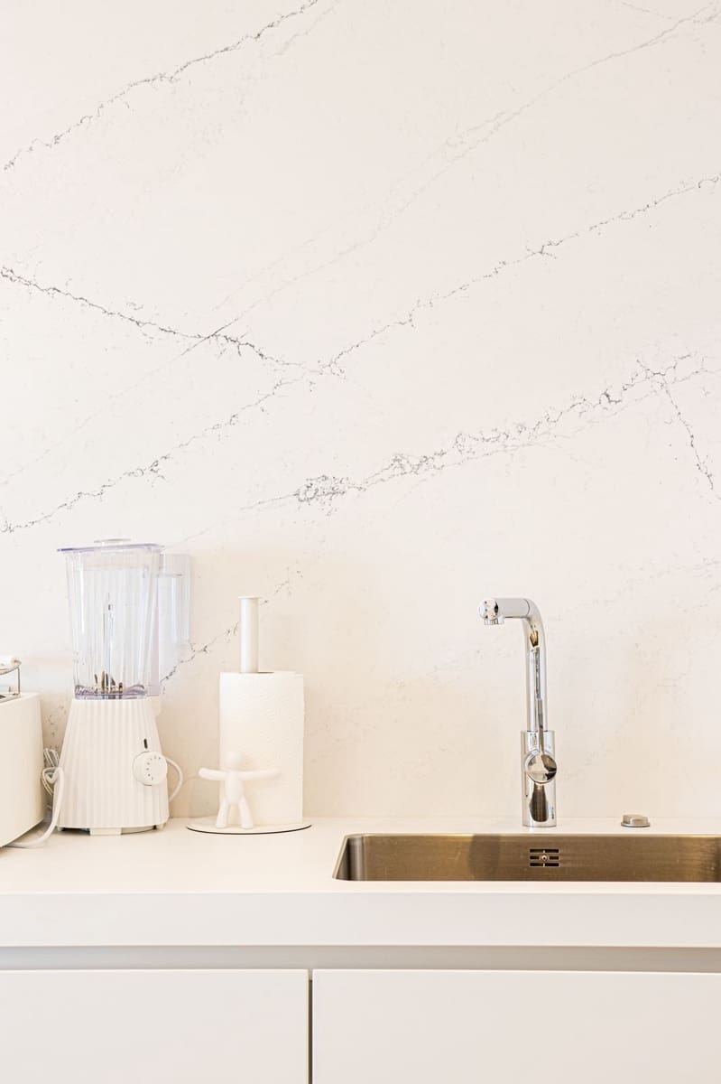 Piso de 2 habitaciones en Estepona en venta con piscina garaje - 1.295.000 € (Ref: 9549020)