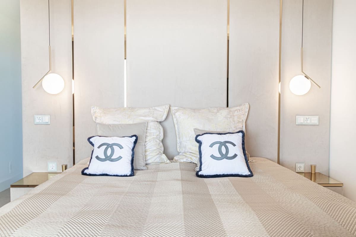 Piso de 2 habitaciones en Estepona en venta con piscina garaje - 1.295.000 € (Ref: 9549020)