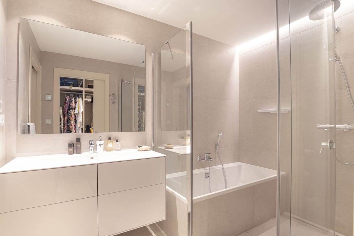 Piso de 2 habitaciones en Estepona en venta con piscina garaje - 1.295.000 € (Ref: 9549020)