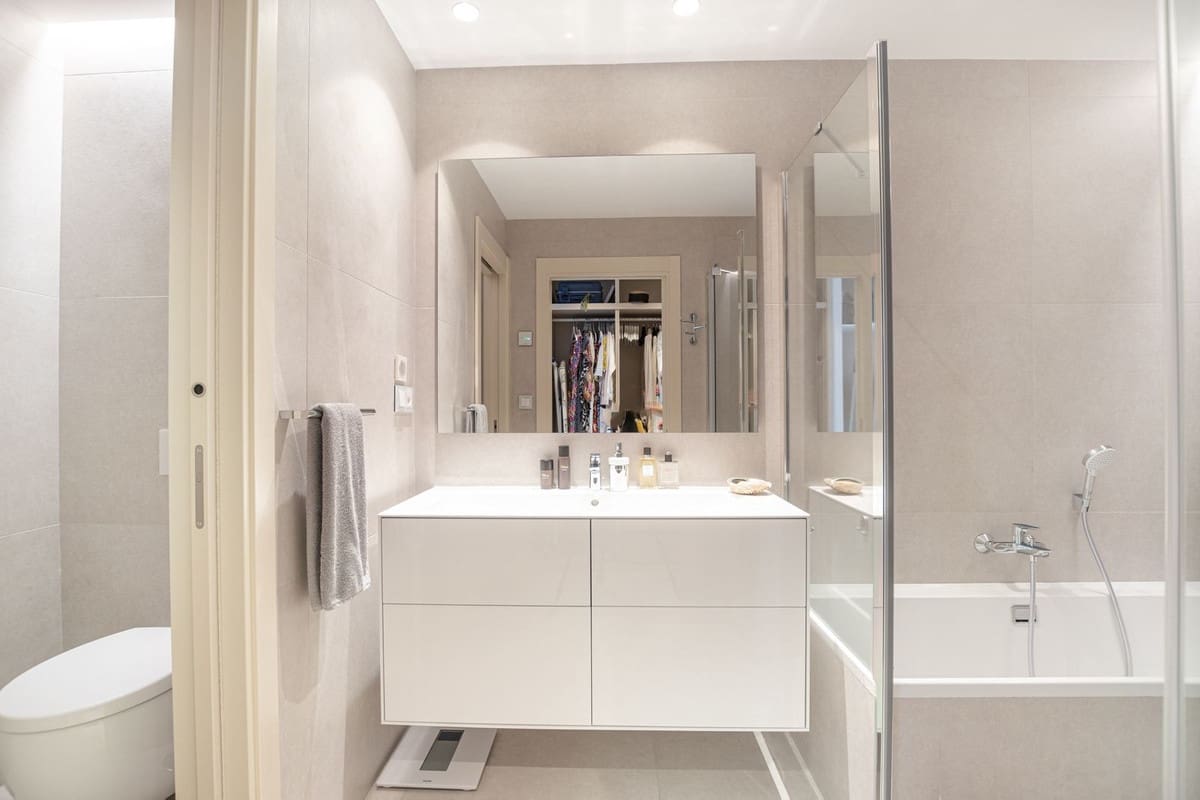 Piso de 2 habitaciones en Estepona en venta con piscina garaje - 1.295.000 € (Ref: 9549020)