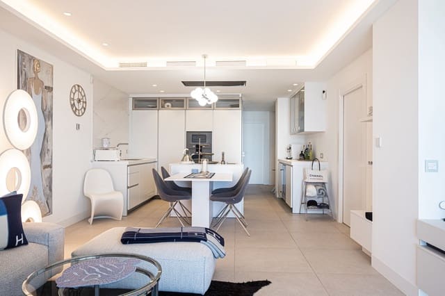 Piso de 2 habitaciones en Centro, Estepona en venta con piscina garaje - 1.295.000 € (Ref: 9549020)