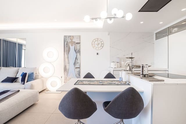 Piso de 2 habitaciones en Centro, Estepona en venta con piscina garaje - 1.295.000 € (Ref: 9549020)